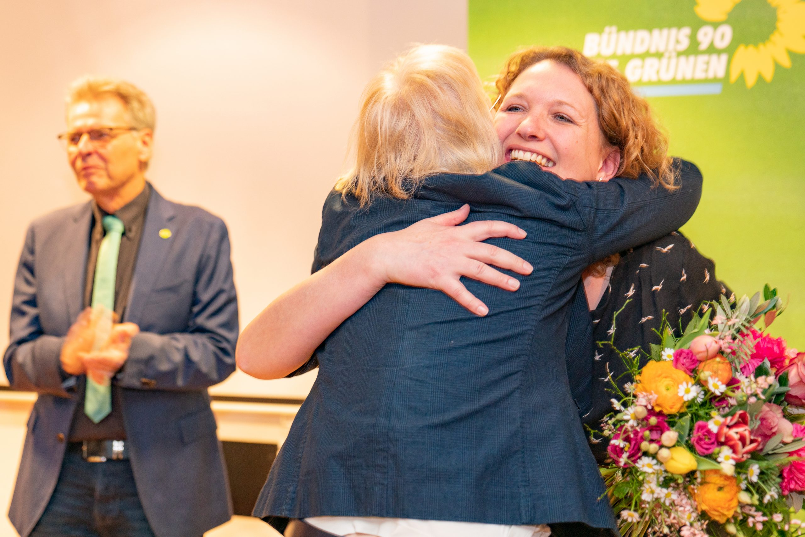 Gitte Trostmann - nach Wahl zur Bürgermeisterkandidatin - Urarmung